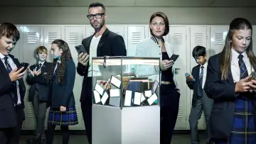 Задник к сериалу "Swiped: The School That Banned Smartphones" #1605771