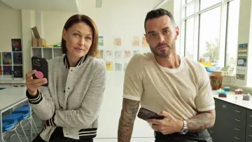 Задник к сериалу "Swiped: The School That Banned Smartphones" #1605772