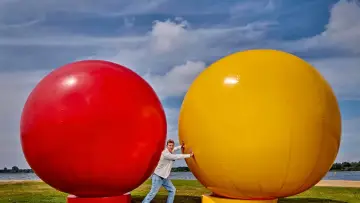 Поиграем в мяч постер