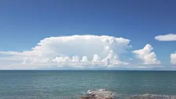 Extraordinaires nuages постер