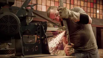 Задник к сериалу "Между молотом и наковальней" #1335689