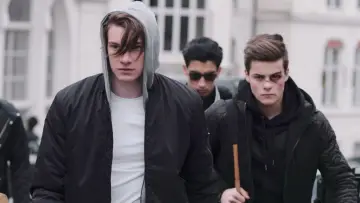 Задник к сериалу "Стыд" #1439859