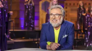 Задник к сериалу "На мессе полно народу" #1429356