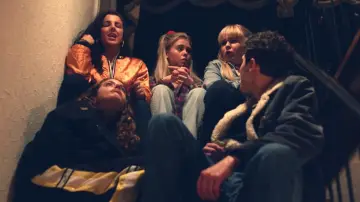 Задник к сериалу "Девчонки из Дерри" #1428067