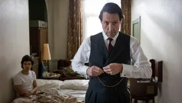 Задник к сериалу "Чрезвычайно английский скандал" #1873845