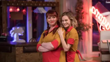 Задник к сериалу "Две девицы на мели" #1428171