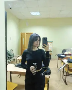 Нара́ Ли