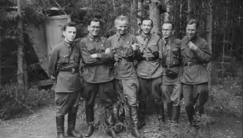 Роль: Солдаты в госпитале после бомбежки (1942 год)