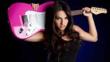 Девушка-гитаристка, в муз. видео