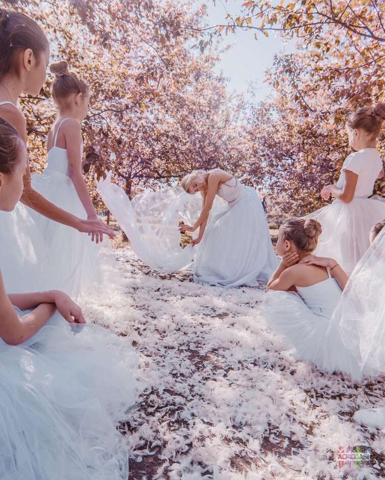Фотограф для съемки юных балерин на фоне цветущих яблонь