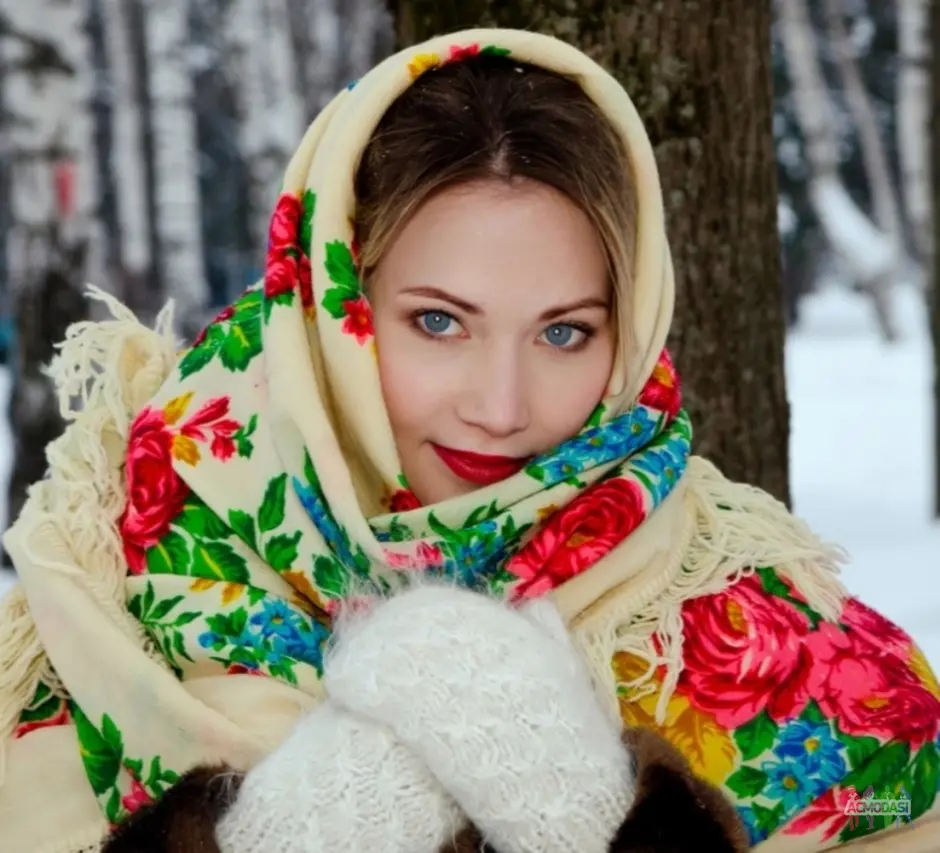 Девушка в вязаной пуховой  Косынке в лесу .