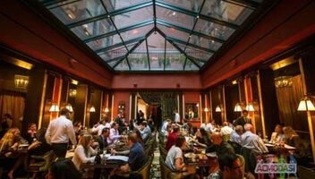 Солидный мужчина посетитель ресторана