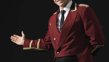 Швейцар ресторана в короткий метр