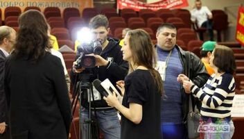 Судебная корреспондентка/ведущая репортажа "в кадре"