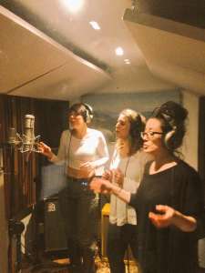 Три вокалистки в office-studio TwelveFloor