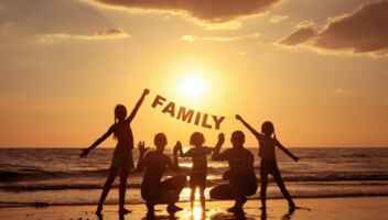 Семья в разлуке для съемок в социальном ролике