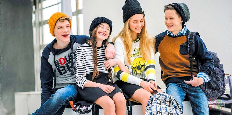 Тинейджеры девчонки и мальчишки в медиа музыкальный проект ' NEXT GENERATION '