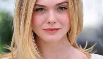 Девушка-модель в имиджевый ролик пластиковых контейнеров