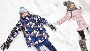 Коттеджный поселок дети (мальчик и девочка)