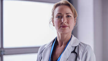 Женщина на роль врача в обучающее видео