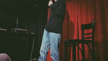 к/м фильм &laquo; Причины выйти в окно но я выбираю дверь&raquo;