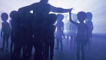 Главные роли в мокьюментари про инопланетян. Юноша, его мама и Ведущий телепередачи