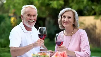 Пожилая пара для съемок в ролике