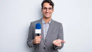 Герой праздничного репортажа ВЕДУЩИЙ МУЖЧИНА, в женский день