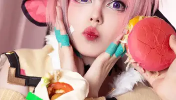 Девушка которая поёт k-pop, pop-punk