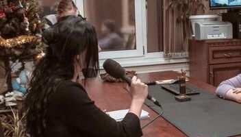 Стажерка на судебную корреспондентку СМИ- ведущую "в кадре"/ за кадром 