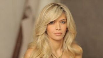 Блондинка в презентационный видеоролик