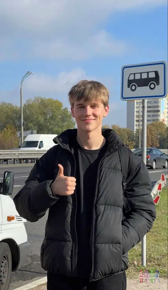 Второстепенная роль подростка Арсения в студенческий короткометражный фильм. 
