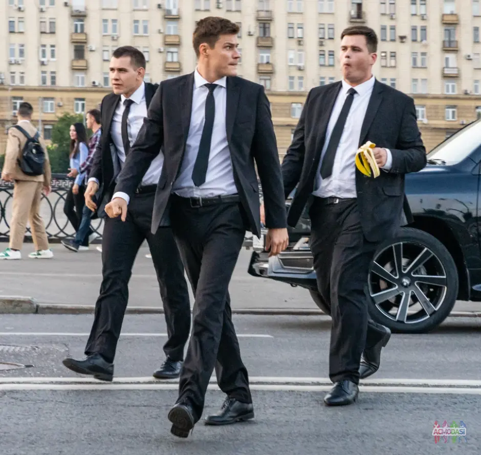 ОХРАННИК БОССА/КОМЕДИЙНЫЙ АКТЁР/ВЫСОКИЙ/СПОРТИВНАЯ ФОРМА