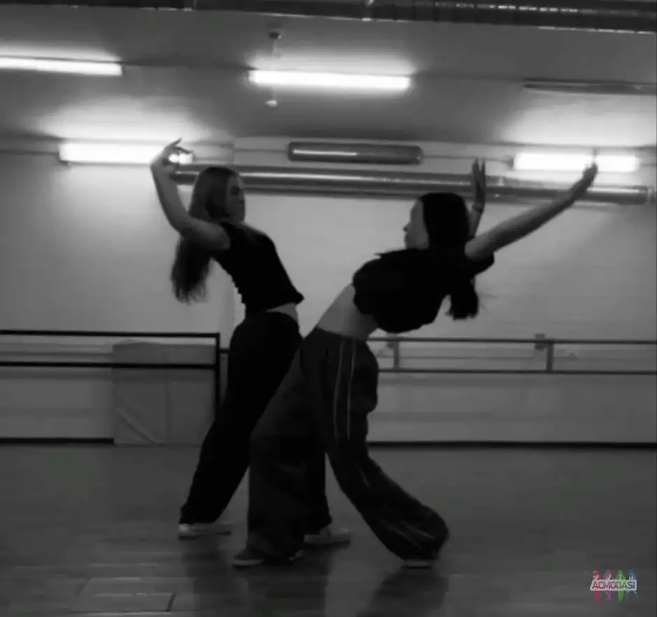 Пластичная девушка