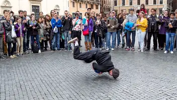 Мужчины и женщины от 18 лет до 35 лет, любой внешности