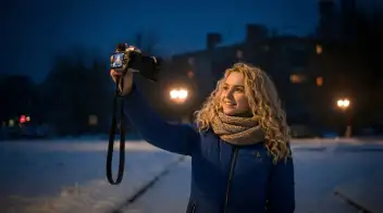 Девушка, для youtube-подкаста в популярном жанре "тру-крайм"