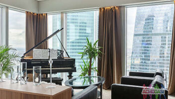 Игра на пианино, пение, вечернее платье с откровенными элементами