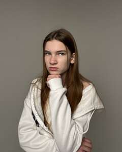 Юлия  Задумчивость