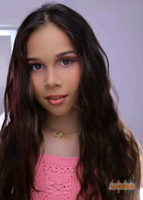 Nazeli   фото №1939434. Загружено 24 Октября 2025