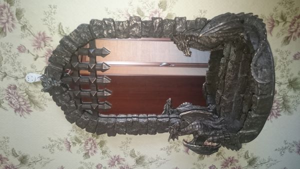 Фото Кубки наградные, зеркало с драконами, кованая роза, гитара, череп.